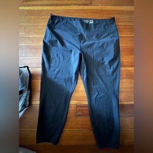 L.L. Bean Black Women's capri performance legging’s